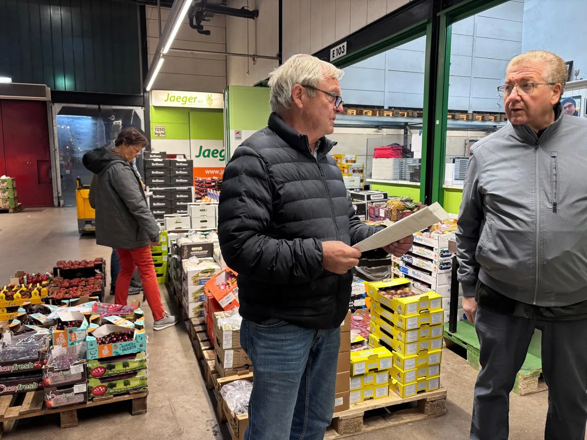 Peter Preisig (links) verhandelt mit einem Obst- und Gemüseverkäufer auf dem Engrosmarkt.